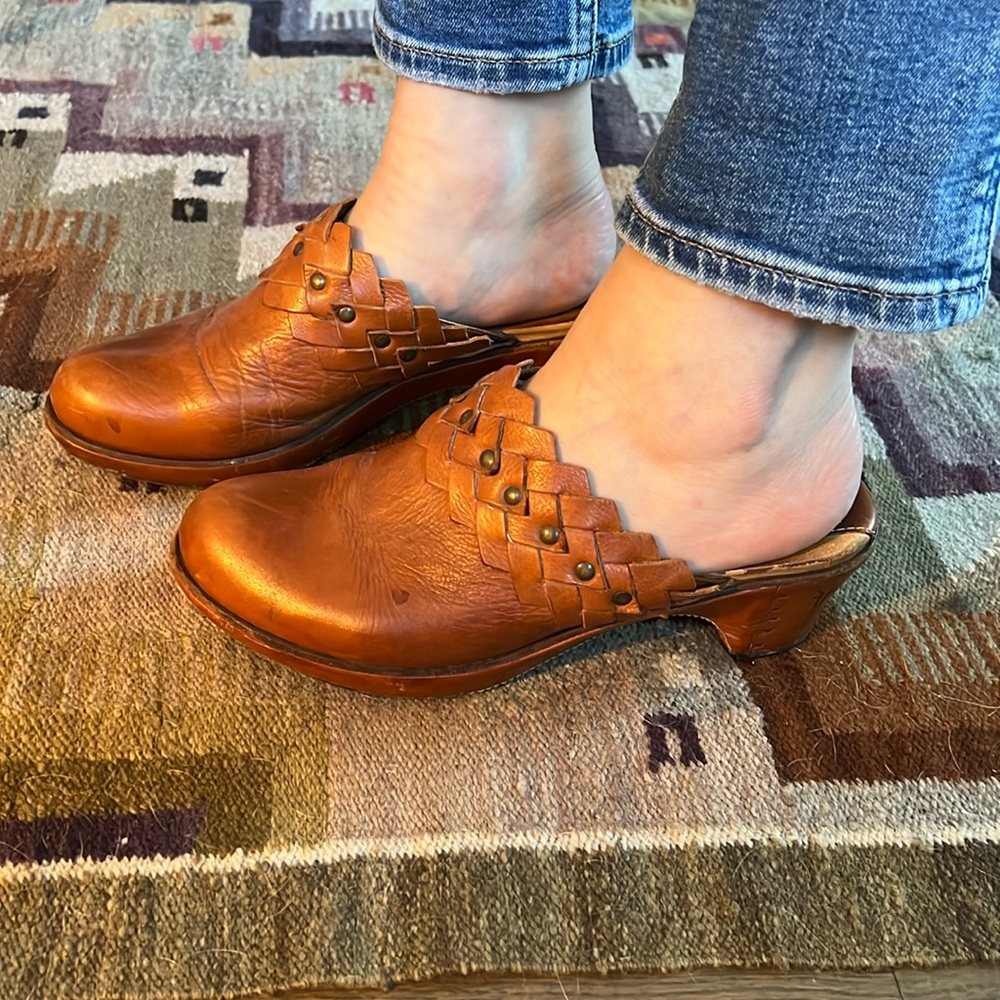 Beautiful Frye Boots Clogs size 7